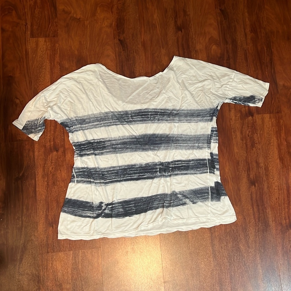 white and blue striped size medium lightweight t shirt - Picture 2 of 4